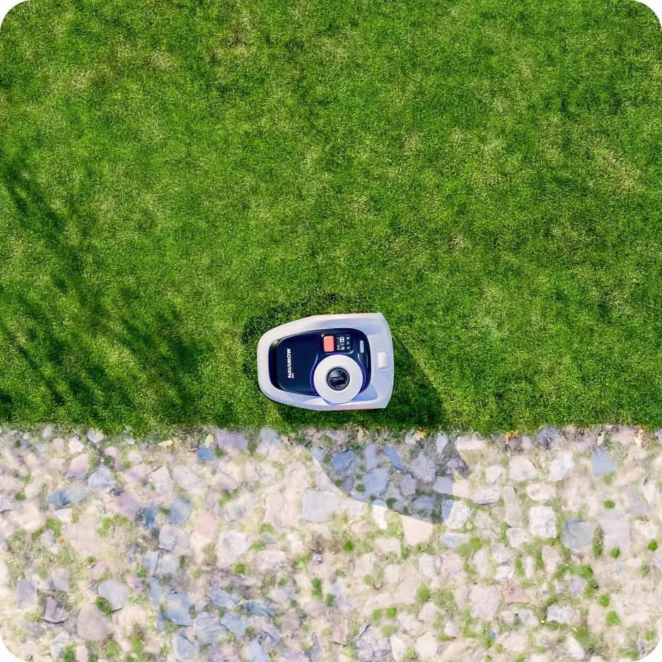 Segway Navimow robot koszący kosi wzdłuż krawędzi trawnika