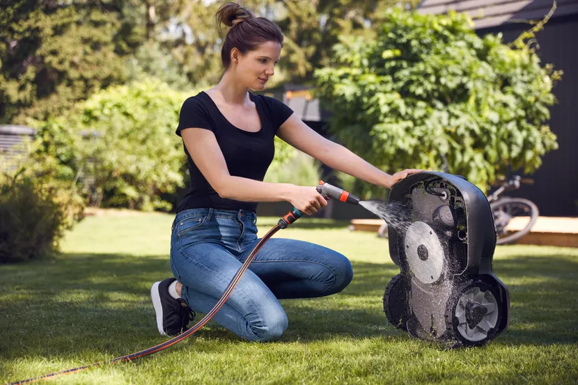 Reinigung eines Husqvarna Automower Unterbodens nach Grasansammlungen
