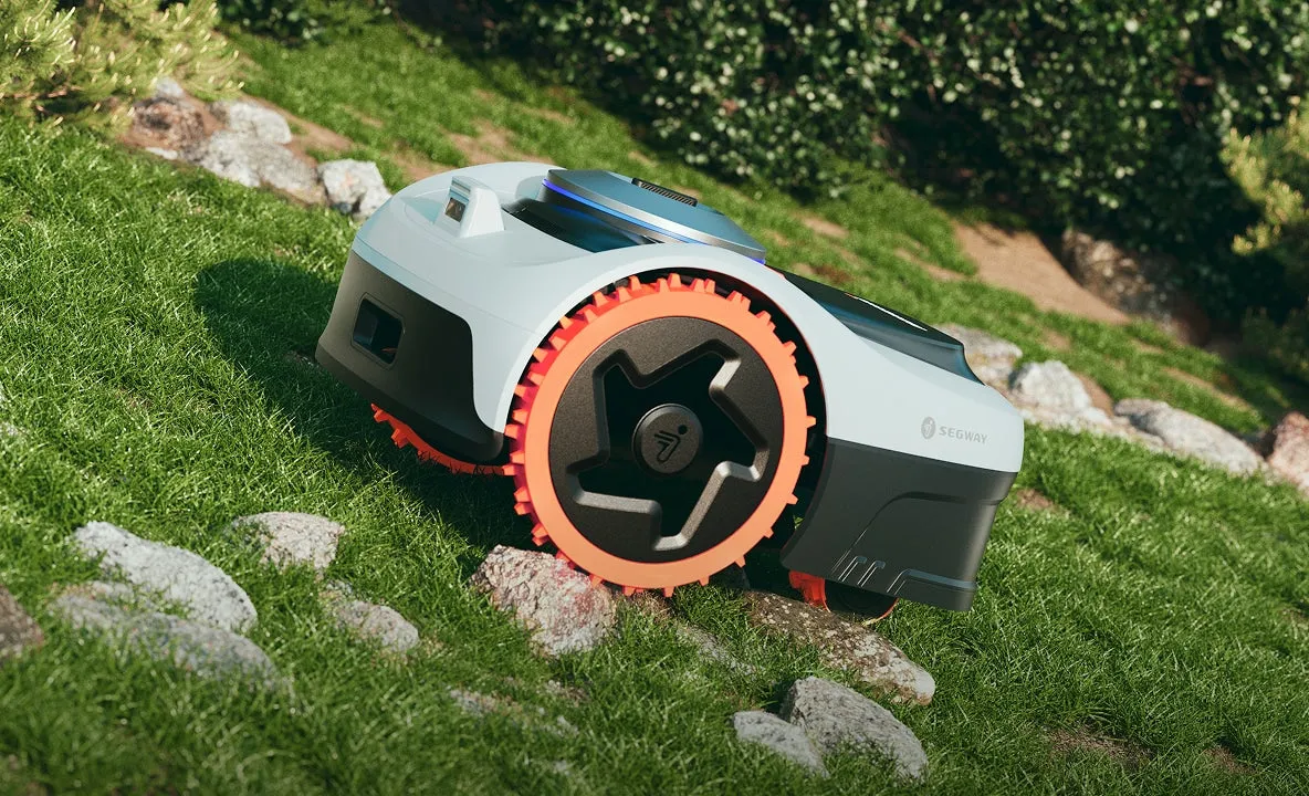 Segway Navimow i208 AWD sur une pelouse irrégulière avec pente