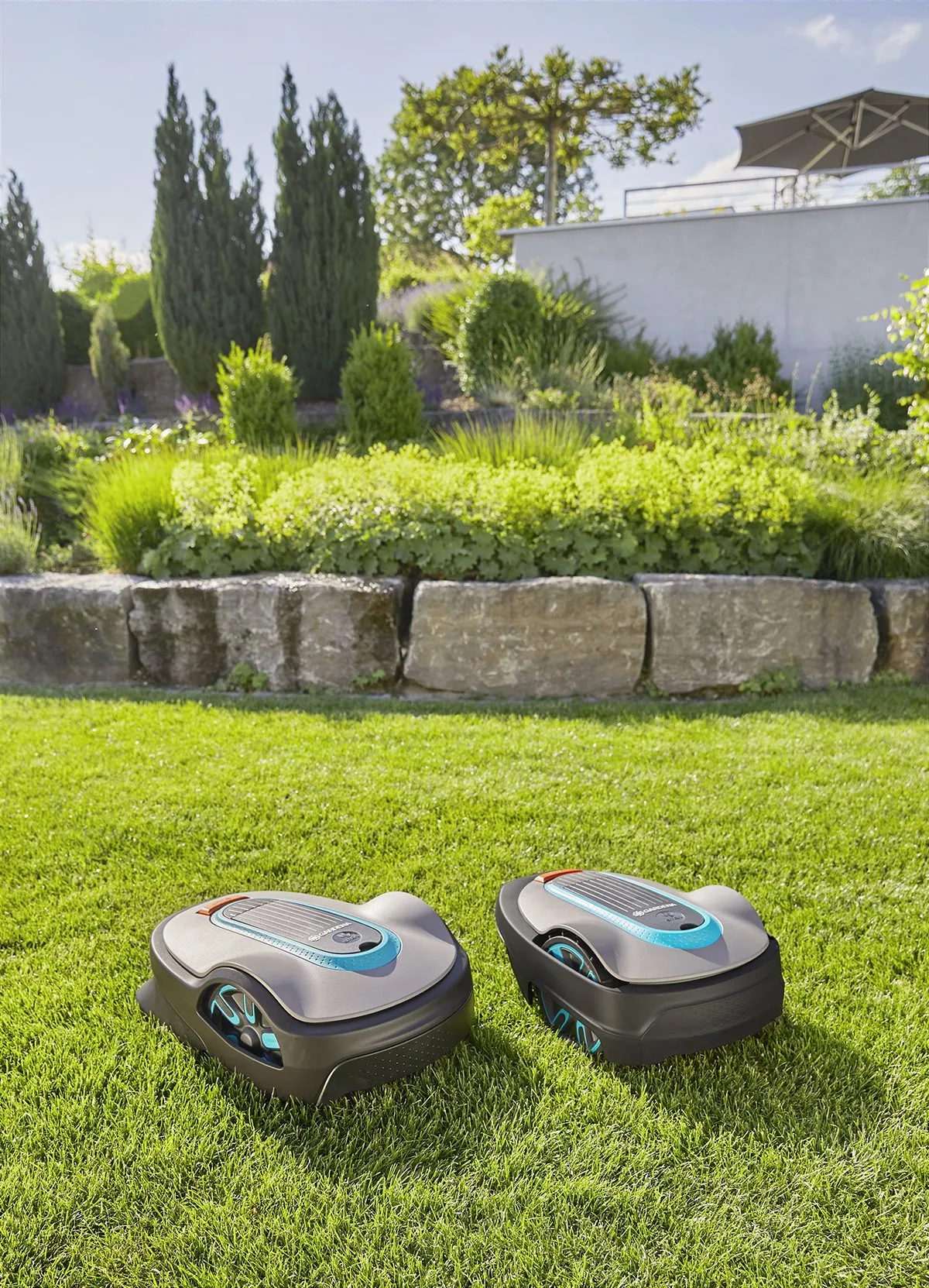 Gardena Sileno Life i Sileno City roboty koszące na powierzchni trawnika