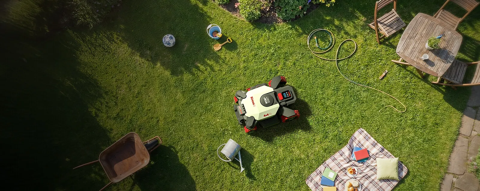 Kress EyePilot from above in a garden full of everyday obstacles: ball, hose, garden furniture