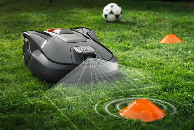 Husqvarna Automower s technologií Vision před míčem a značkovacími kužely