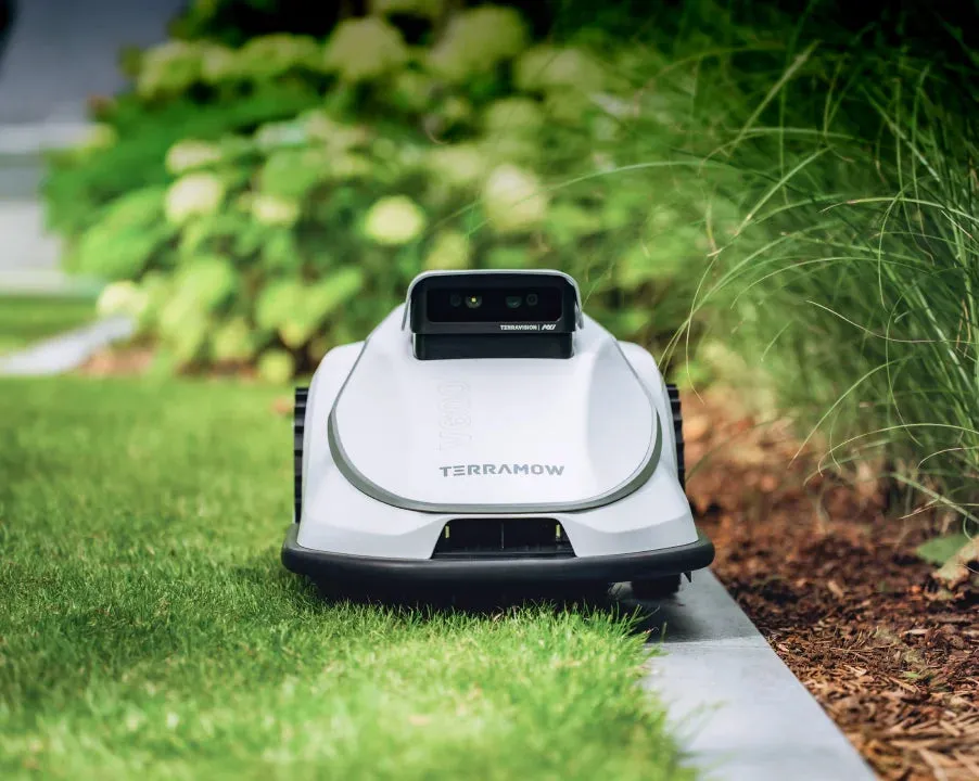 Robot rasaerba Terramow lungo un bordo del prato